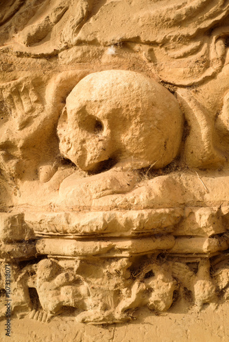 Calavera de relieve escultórico en fachada de palacio renacentista San Marcos en León