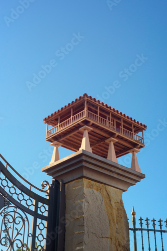 Maqueta de hórreo en una columna