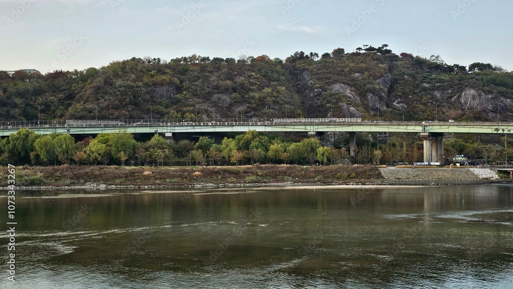 서울의 가을산과 철도, 교각, 교량이 보이는 하천과 한강, 야외 공원