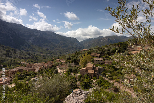 Schönes Bergdorf Fornalutx in der beeindruckenden Kulisse vom Tramuntana Gebirge, Baleareninsel Mallorca, Spanien	 photo