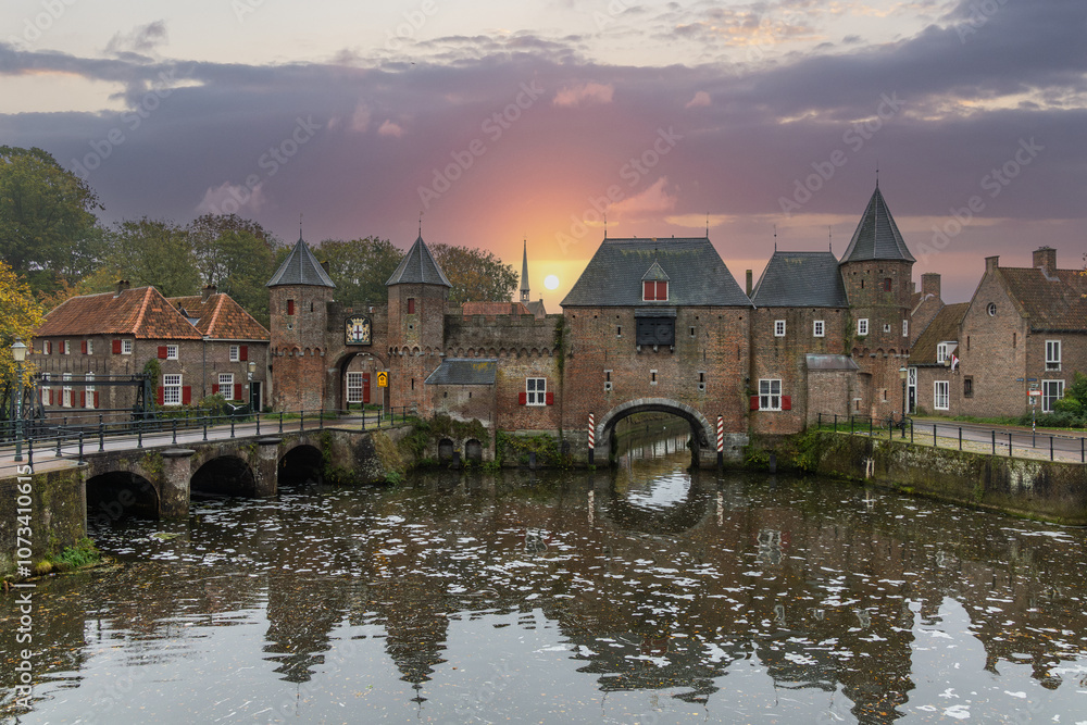 Fototapeta premium Historic Land- and watergate the Koppelpoort in Amersfoort.