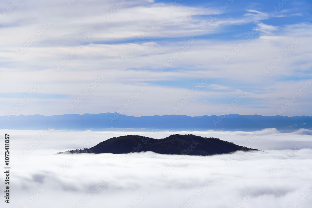 雲海に浮かぶ山々と青い空