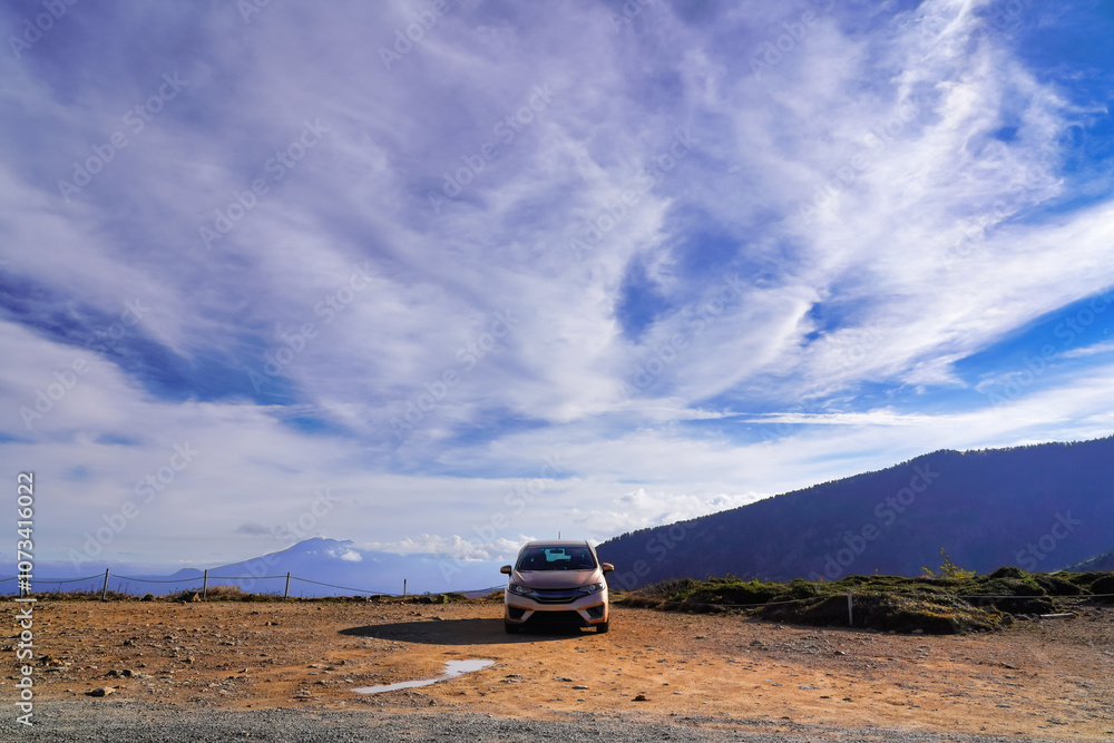 大自然に囲まれた車と旅の風景