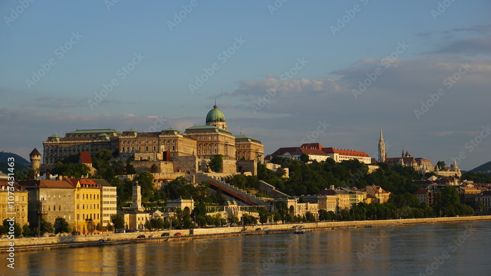 Fototapeta premium Sunrise in Budapest looking at the Buda side