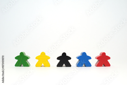 Meeple de colores en linea con fondo blanco