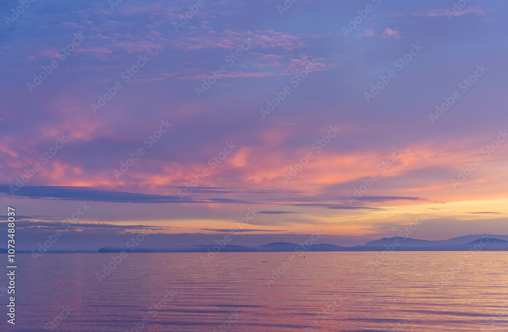 Fototapeta premium Stunning Sunrise Over Calm Waters in Victoria, Vancouver Island