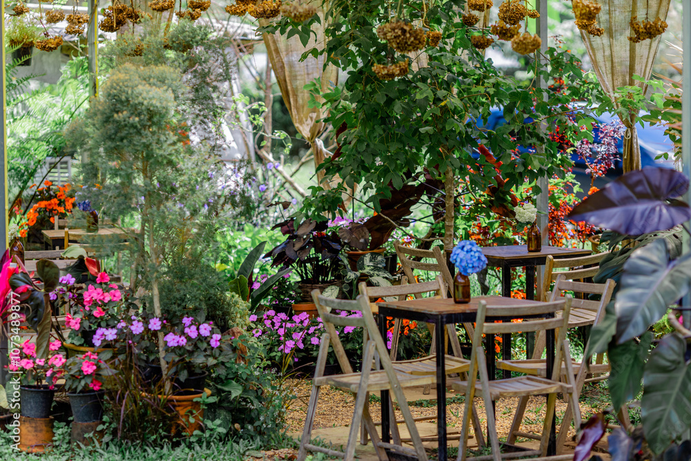 Obraz premium Flower garden landscape background, garden decoration in cafes and restaurants, for beauty and a photo corner for customers to relax and unwind their eyes.