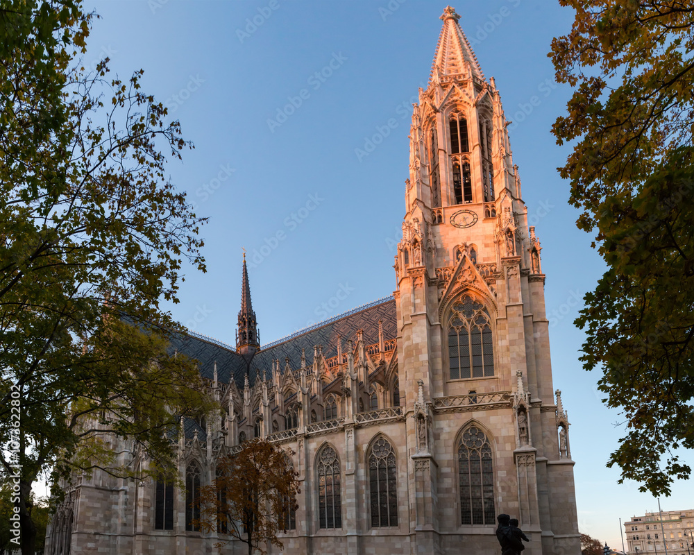 Fototapeta premium Neo-Gothic Votive Church in Vienna at autumn sunset