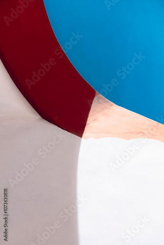 Ombres sur mur rouge et blanc avec ciel bleu dans le fond