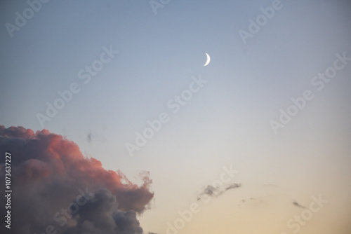 Lune au coucher du soleil