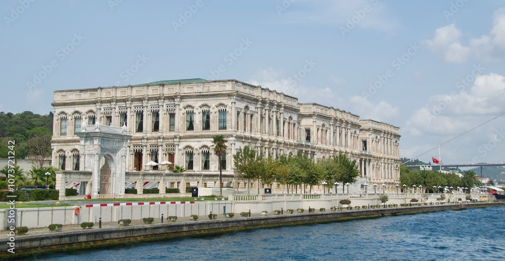 Obraz premium Beautiful palace along Bosporus Strait in Istanbul, Turkey