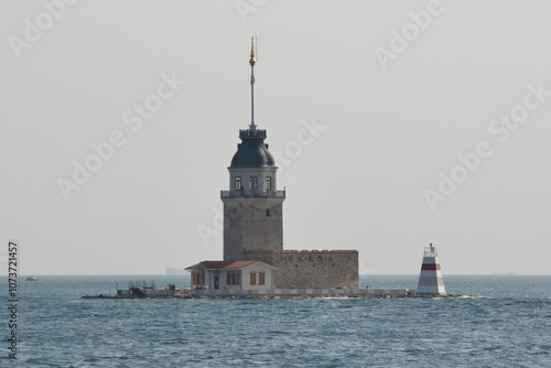 Obraz na płótnie Maiden's Tower standing at Bosporus Strait in Istanbul, Turkey w salonie