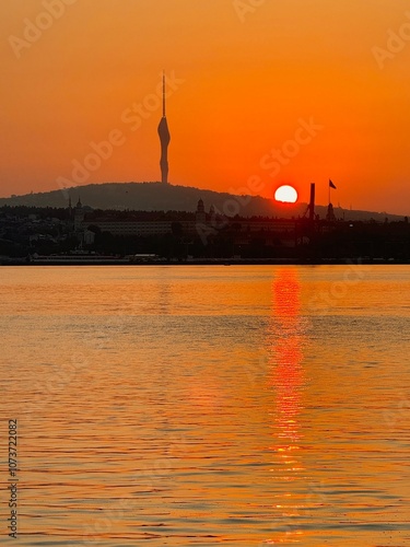 Obraz na płótnie Beautiful and colorful sunrise over Marmara sea in Istanbul, Turkey w salonie