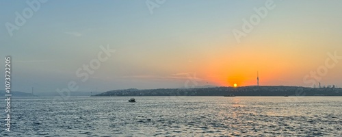 Obraz na płótnie Beautiful and colorful sunrise over Marmara sea in Istanbul, Turkey w salonie
