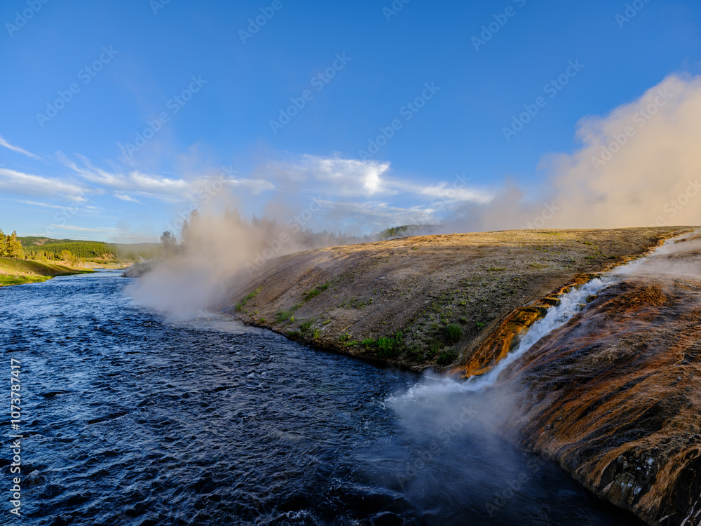 Obraz premium Thermal Geological runoff flows into the Snake River from the geological geysers