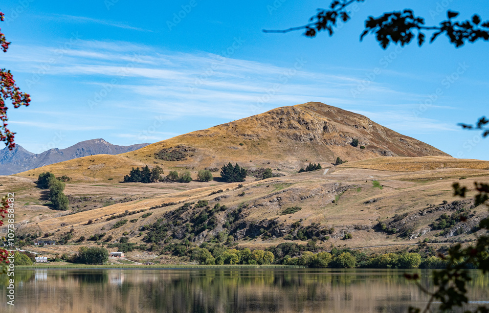 Gorgeous views of lake hayes in New zealand clear day hills