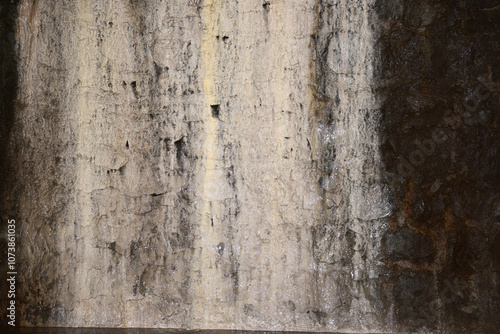 Stratificazioni Minerali su Parete Rocciosa