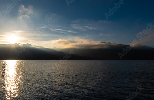 Sonne über den Bergen am Tegernsee photo