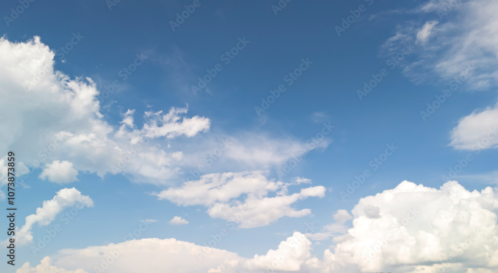 Fototapeta premium A beautiful sky filled with fluffy clouds on a bright day, perfect for nature lovers and photographers