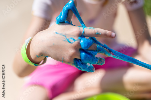 Tableau sur toile young girl playing with a gooey slime