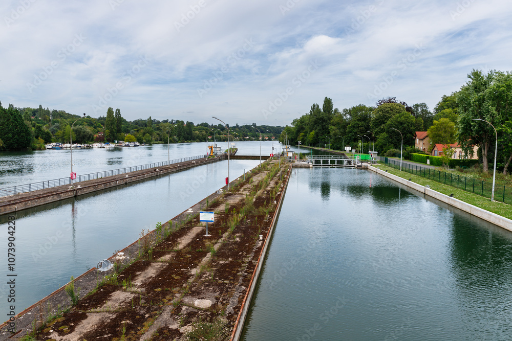 Fototapeta premium View of the lock on the Seine near Bois-le-Roi