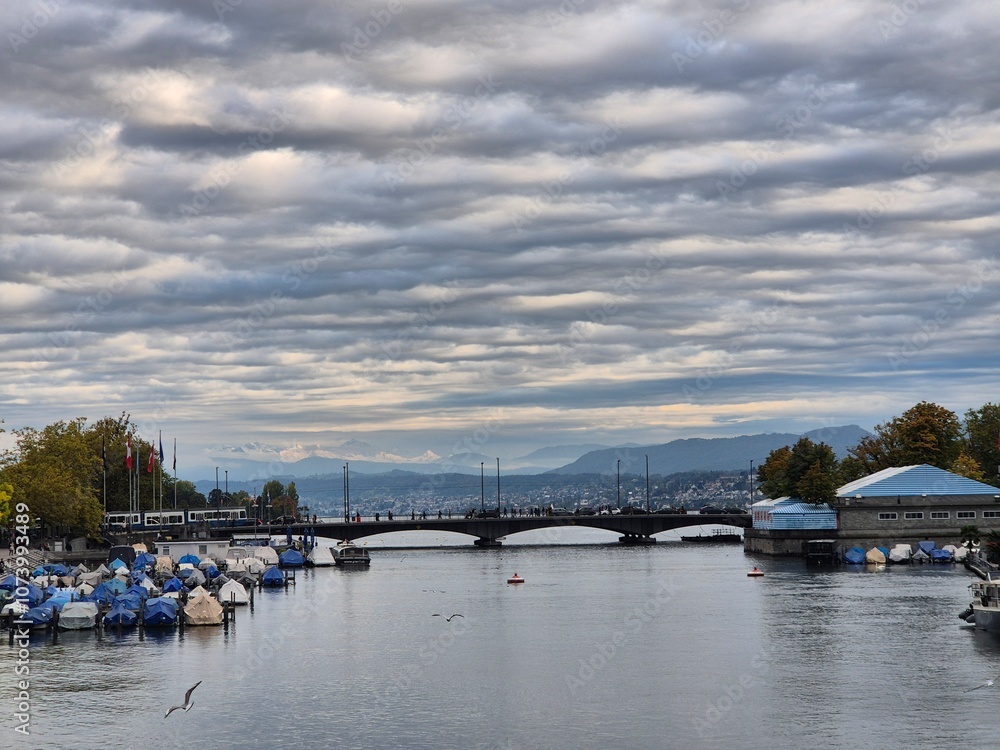 Naklejka premium Lake, mountains snow