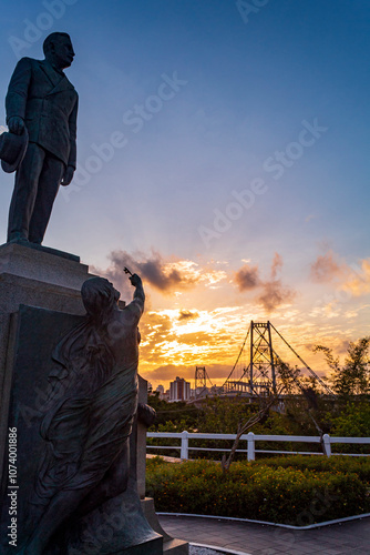 Florianopolis e a ponte Hercílio Luz no pôr-do-sol Florianópolis Santa Catarina Brasil