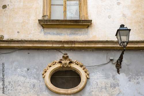 Detail einer alten Hausfassade, Altstadt von Galatina, Apulien photo