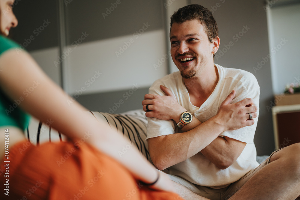 Obraz premium A cheerful scene of friends spending free time together, sharing laughter and positive energy. Captures warmth and connection in a relaxed indoor setting.