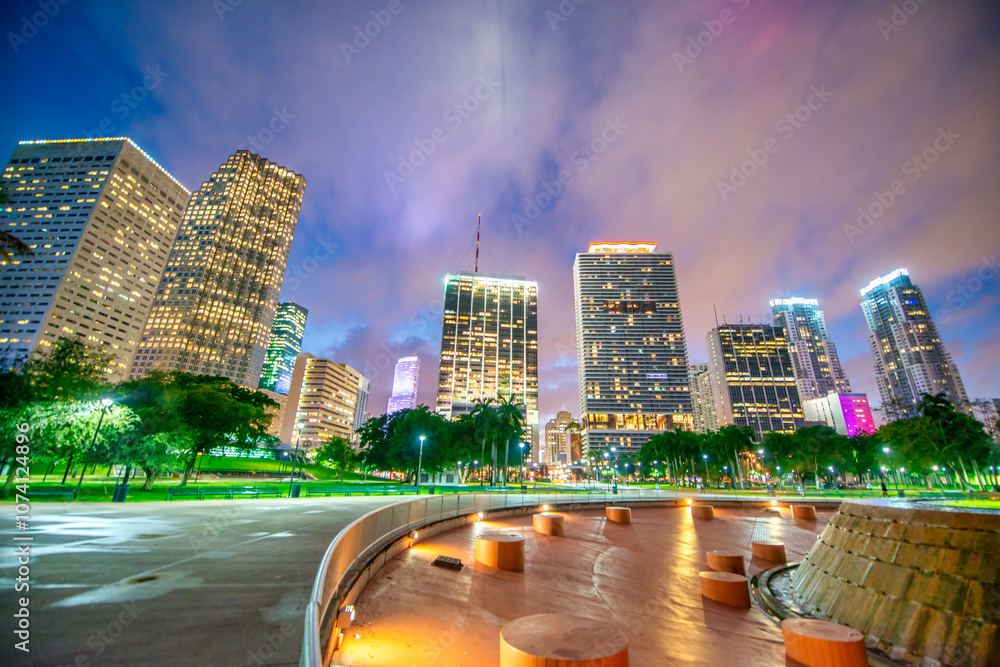 Obraz premium Downtown Miami buildings and skyscrapers at sunset from Bayfront Park