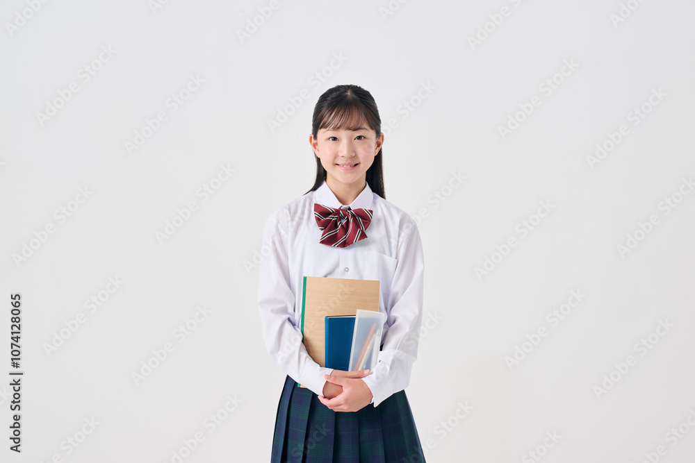 白背景,勉強道具を持った日本人女子中学生 白背景,勉強道具を持った日本人女子中学生
