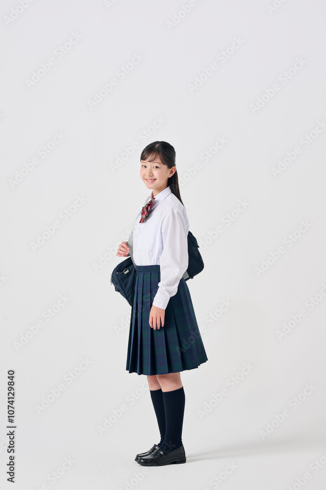 白背景,通学カバンを持った日本人女子中学生