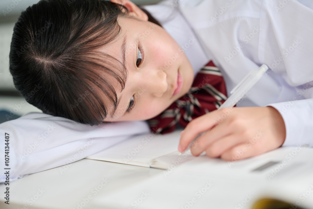 教室で授業を受ける女子中学生 教室で授業を受ける女子中学生
