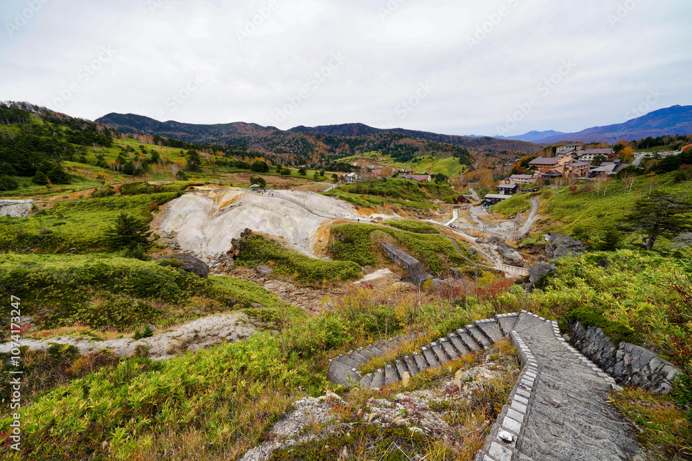 山岳地帯の温泉地・万座温泉の自然景観