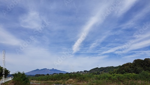 薄い雲と川から見た八ヶ岳