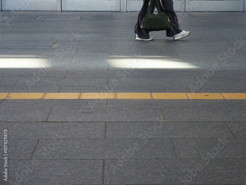 冬の名古屋の駅前の繁華街で歩く人々の姿 photo