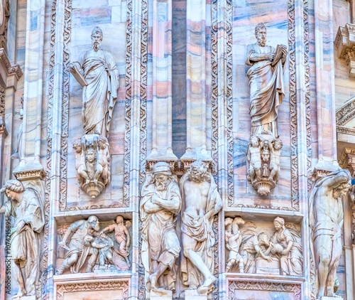 Obraz na płótnie The scenic sculptures on the facade of Milan Duomo, Italy w salonie