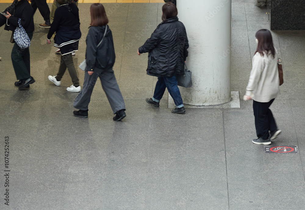 Obraz premium 冬の名古屋駅前の広場で歩く人々の姿