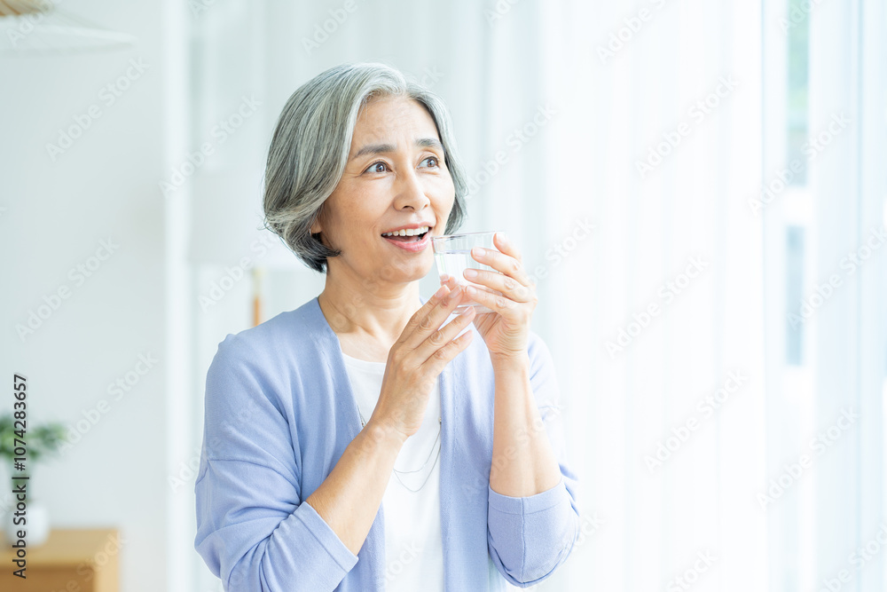 コップを持つシニア女性