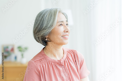 Foto スキンケアをするシニア女性