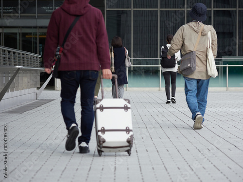 冬の都市の繁華街で歩く人々の姿 photo