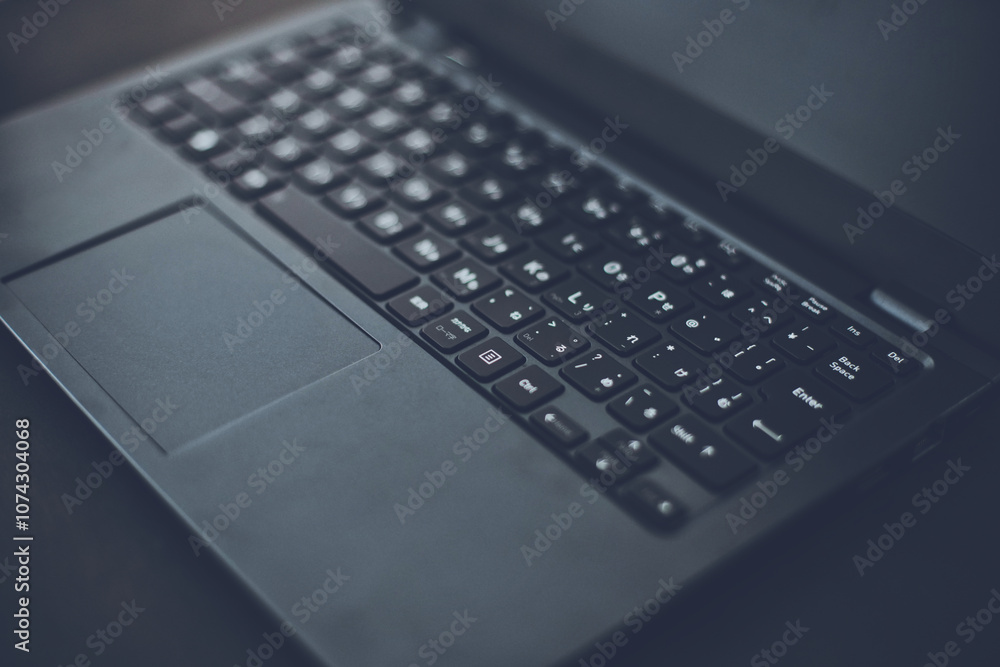開いたノートパソコンのキーボード