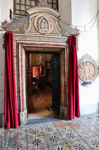 Napoli - Accesso al Coro delle Monache dal chiostro di San Gregorio Armeno photo