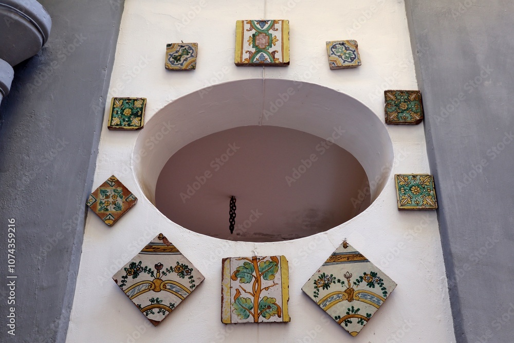 Napoli - Ceramiche esposte nel Chiostro di San Gregorio Armeno
