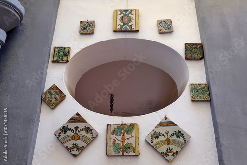 Obraz na płótnie Napoli - Ceramiche esposte nel Chiostro di San Gregorio Armeno w salonie