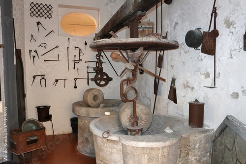 Obraz na płótnie Napoli - Piccolo museo nel Chiostro di San Gregorio Armeno w salonie