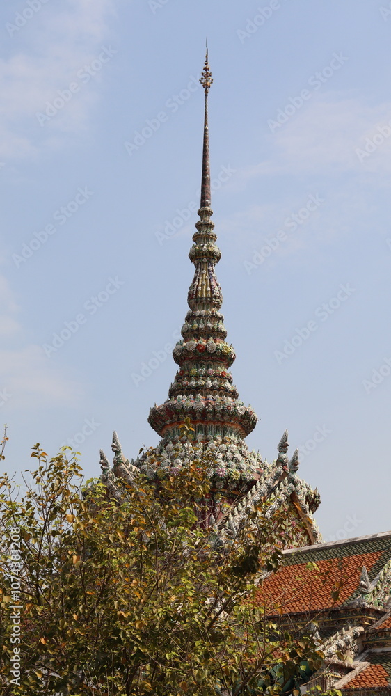 Fototapeta premium 방콕, 태국, 왕국, 여행, 관광, 금, 동상, 건축, 조각, 불교, 종교, 왕, 궁, 도깨비, 돌, 돌상, 꽃, 피리, 악기, 무늬, 하늘, 성, 