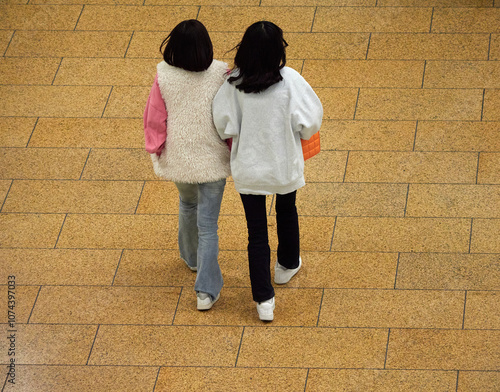 冬の名古屋駅の広場で歩く女性たちの姿