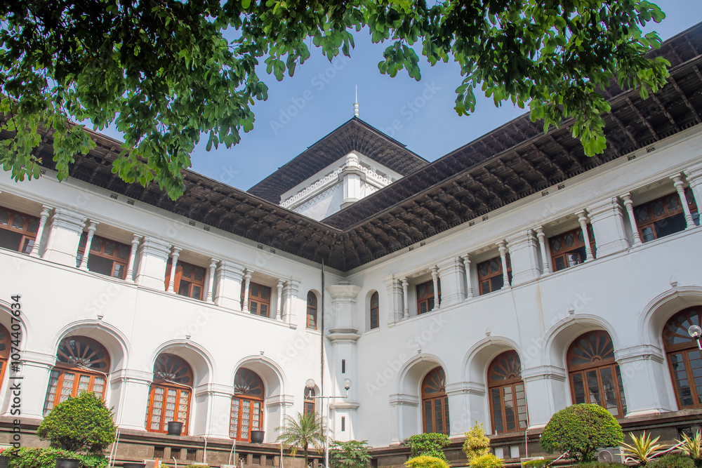 Naklejka premium Bandung Indoenisa Nov 2nd 2024: the view of Gedung Sate, an iconic white building known for its unique blend of Dutch colonial and traditional Indonesian architectural styles. 