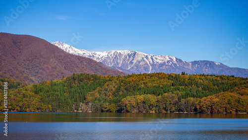 紅葉の山と北アルプス　青木湖